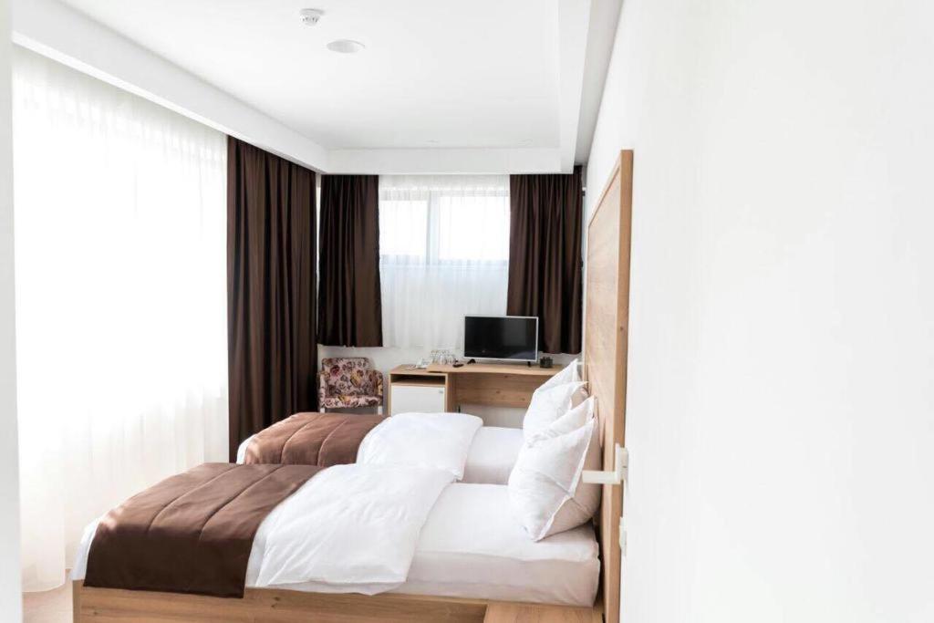 Hotel Novitas 利夫诺 外观 照片