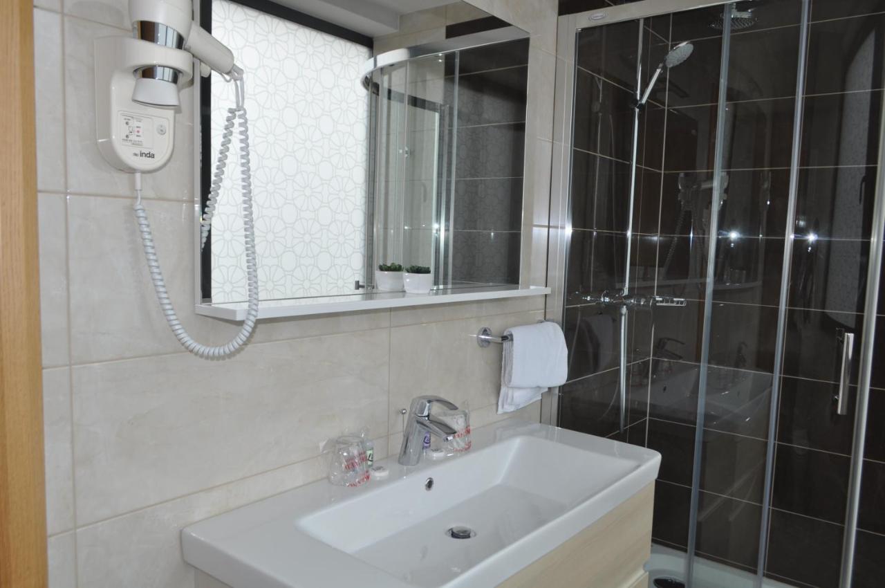 Hotel Novitas 利夫诺 外观 照片