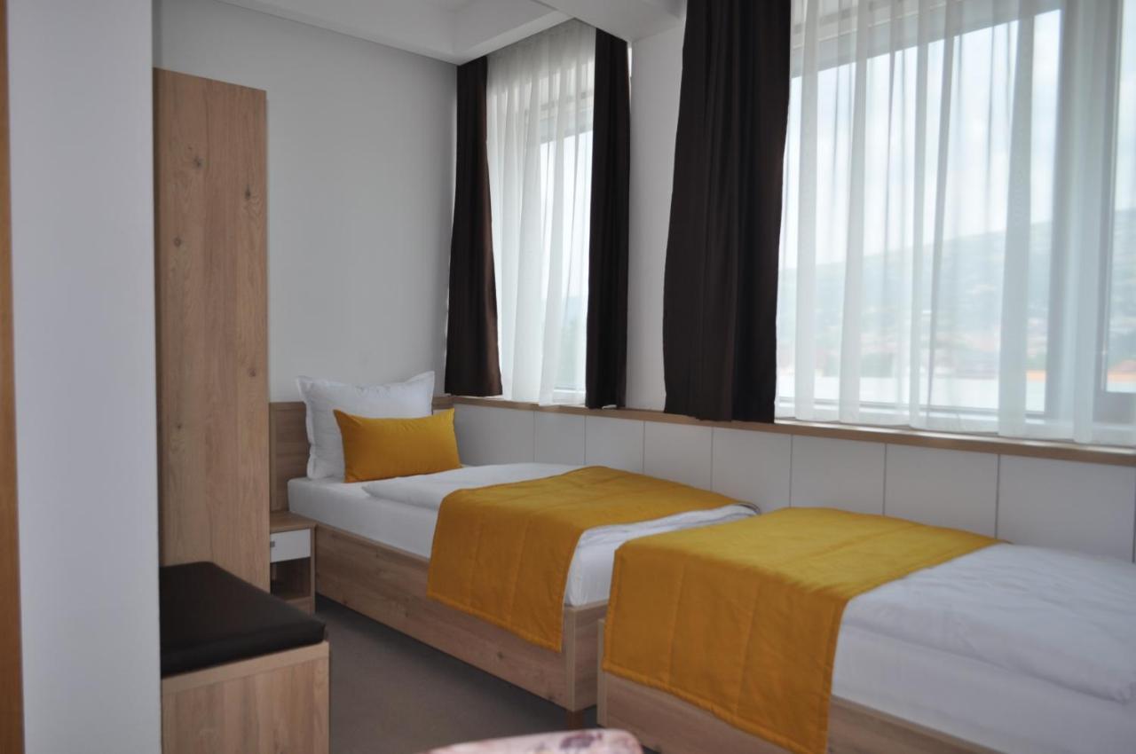 Hotel Novitas 利夫诺 外观 照片