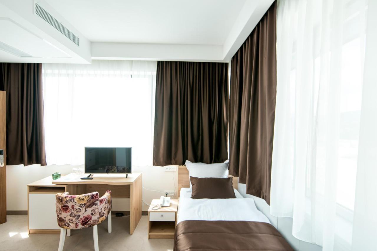 Hotel Novitas 利夫诺 外观 照片