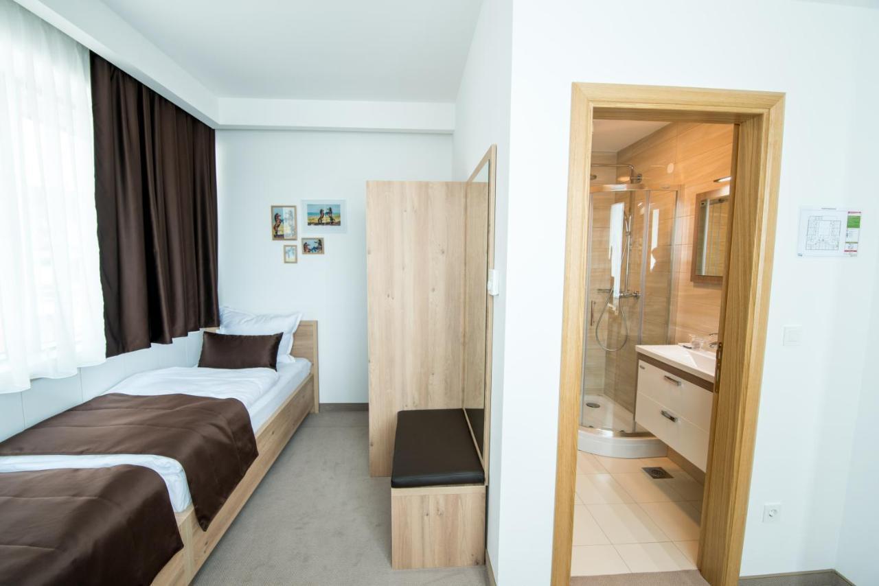 Hotel Novitas 利夫诺 外观 照片