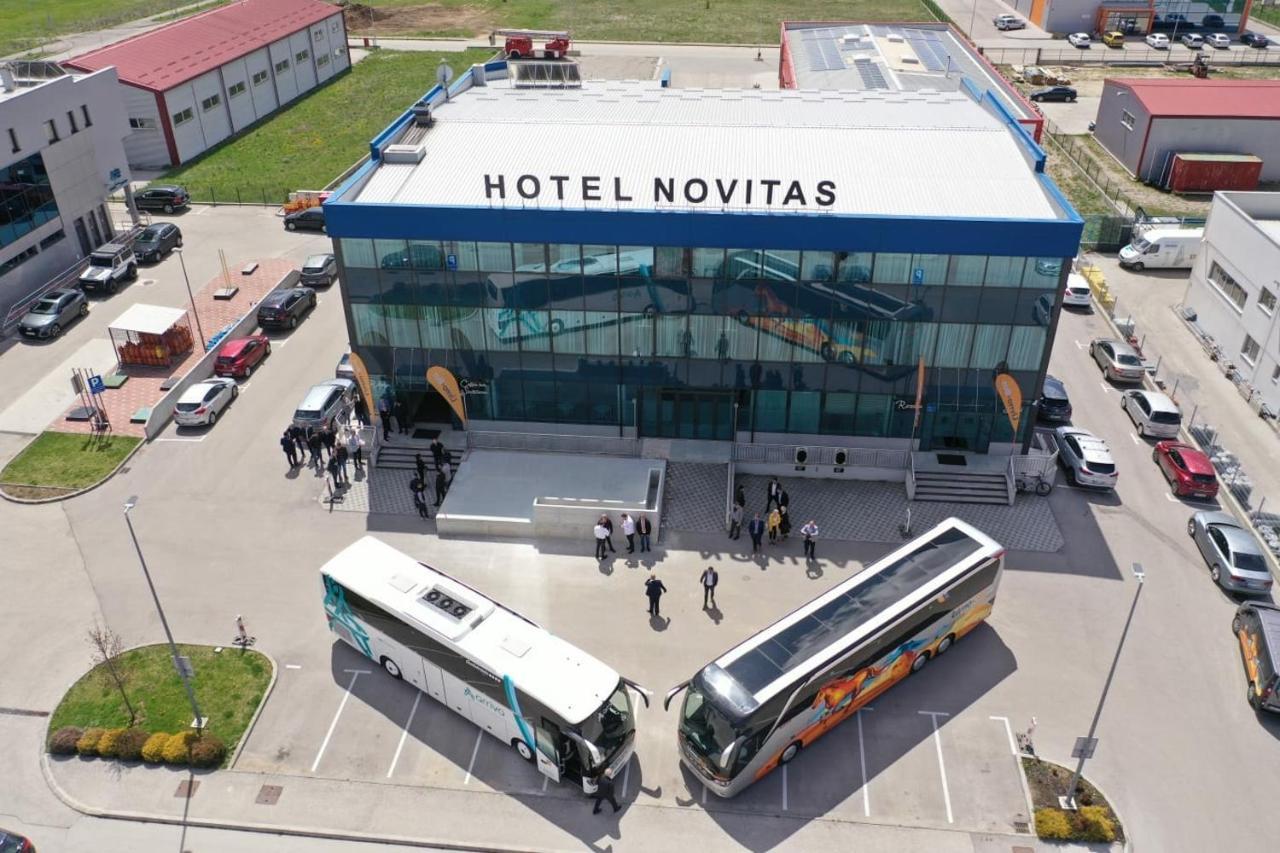 Hotel Novitas 利夫诺 外观 照片