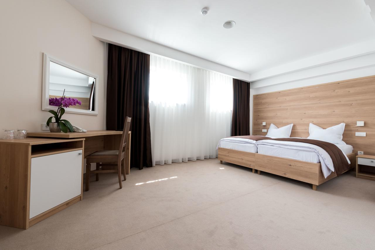 Hotel Novitas 利夫诺 外观 照片