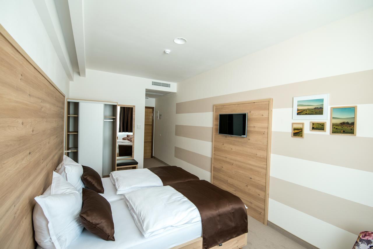 Hotel Novitas 利夫诺 外观 照片