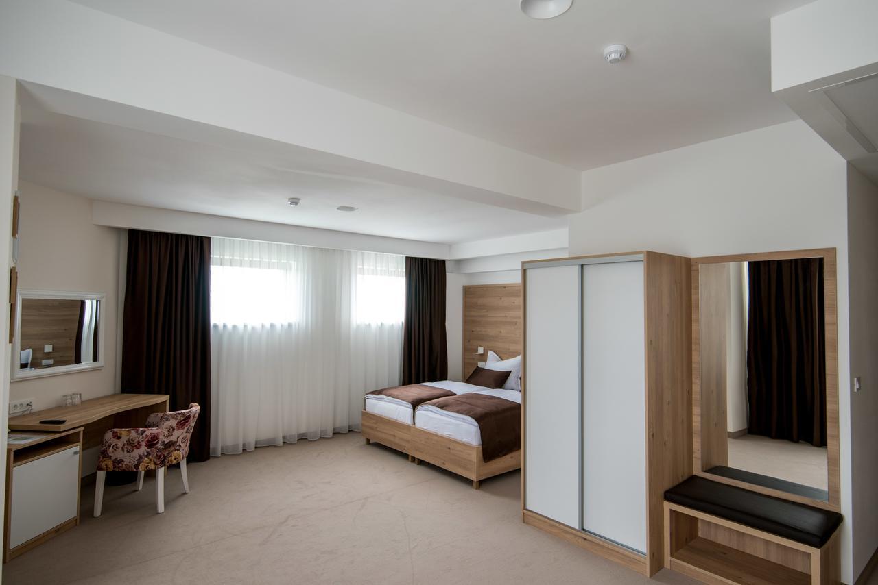 Hotel Novitas 利夫诺 外观 照片